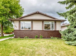 584 E Woodhill Pl SW, Calgary, AB T2W3L5