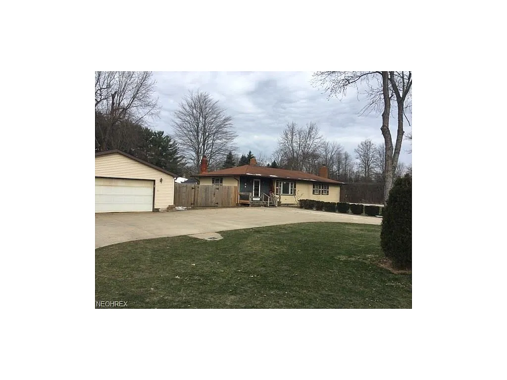 557 Hughes Dr photo 1