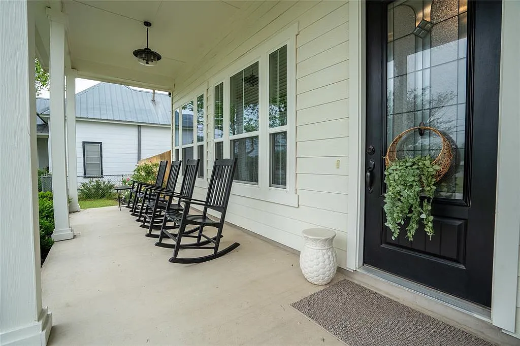 4 bed, 2.5 bath, 2220 sqft, $3,200 — Photo 3