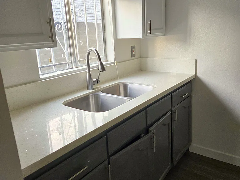 1377 Warren Ave — Photo 5