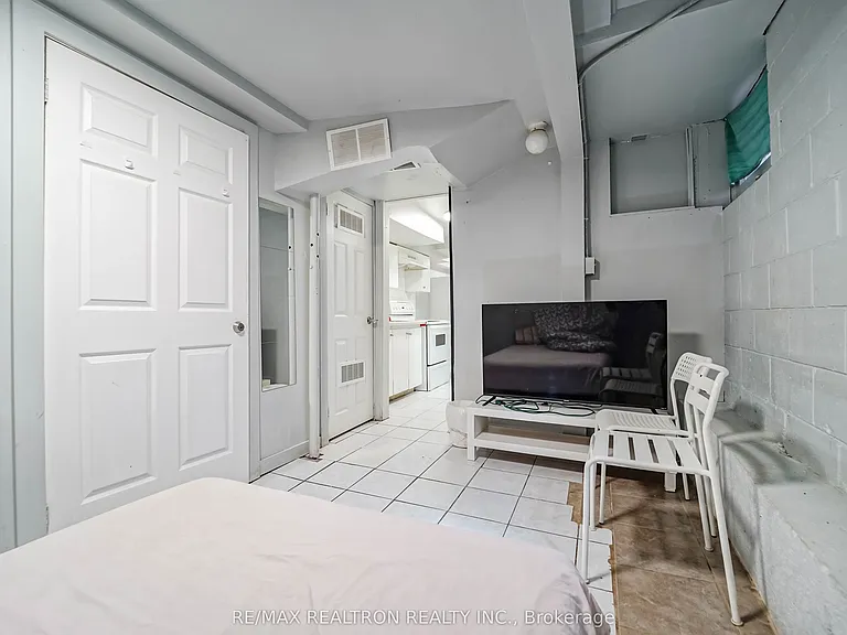 47 Greendale Ave #LOWER — Photo 2