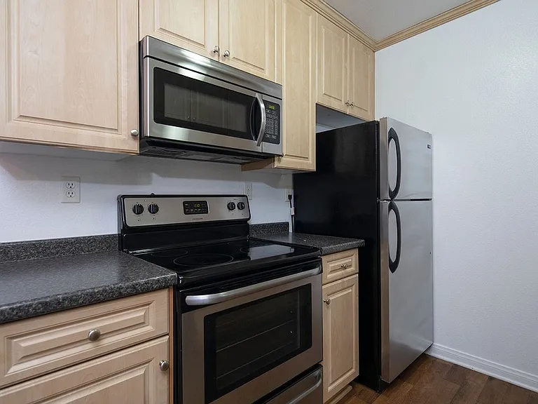 Royal Village Apartments — Photo 22