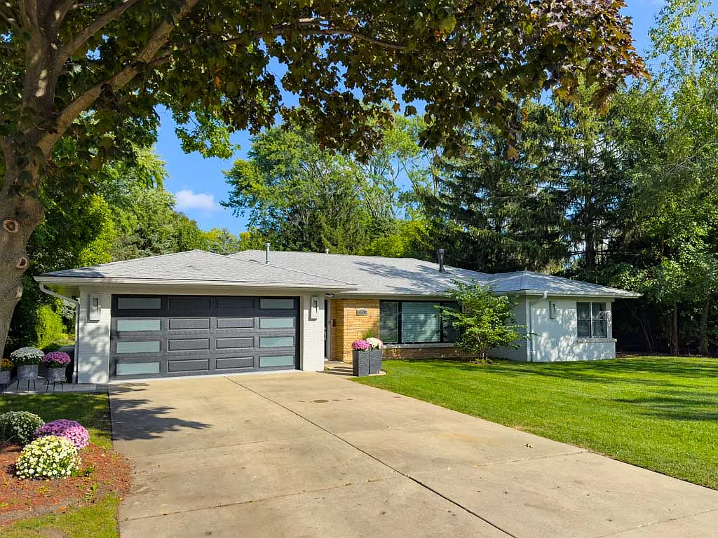 4 bed, $5,800 — Photo 1