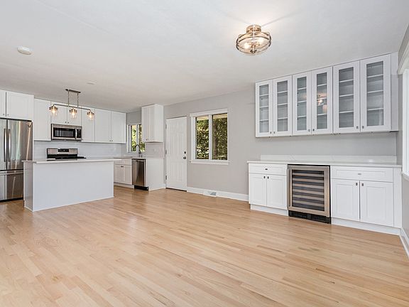 3rd image of 29 Robin Hill Dr