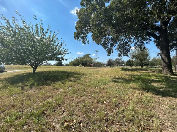 301 Cottonwood St, Comanche, TX 76442