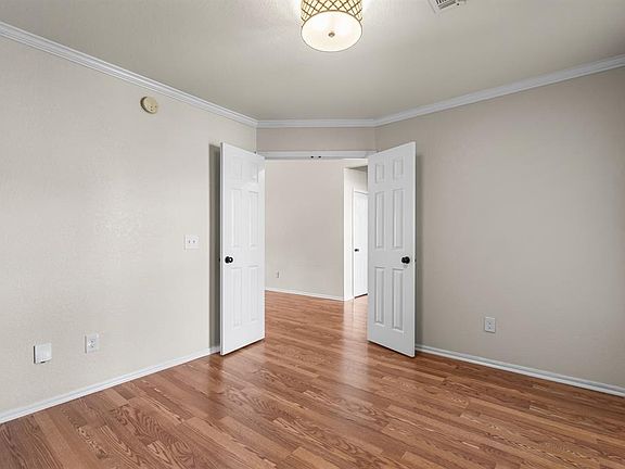 5th image of 717 SW 155th Pl