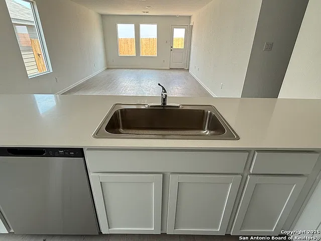 4 bed, 2.5 bath, 2090 sqft, $1,850 — Photo 4
