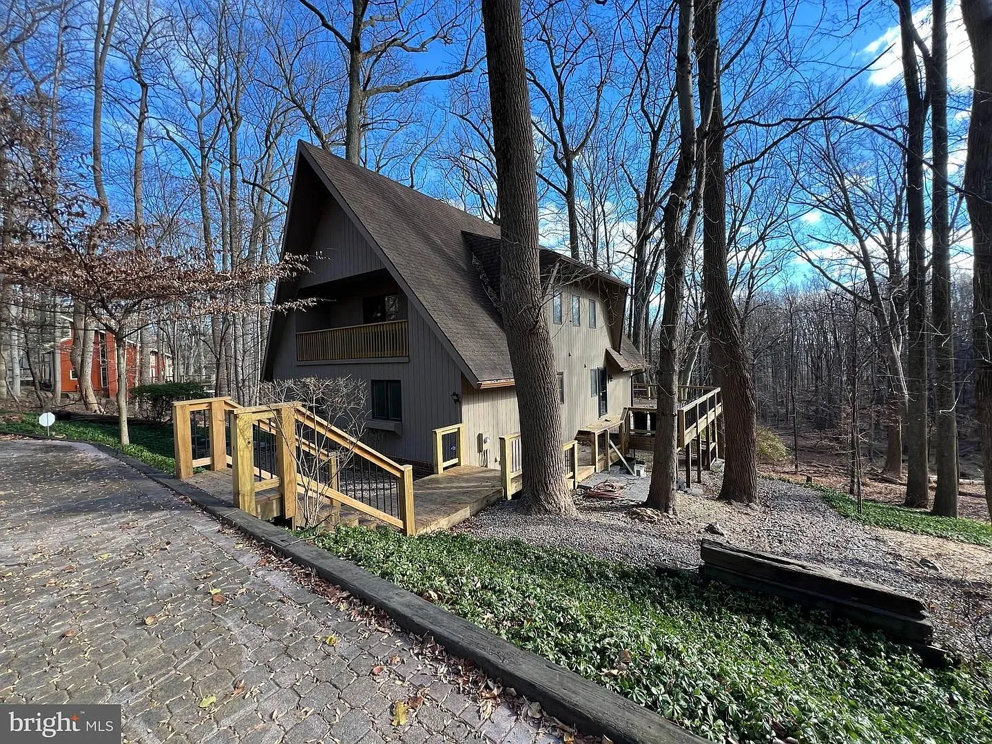 Beautiful 3bd 3bth contemporary A-framed home in the prestigious Eagle's Nest community. — Photo 1