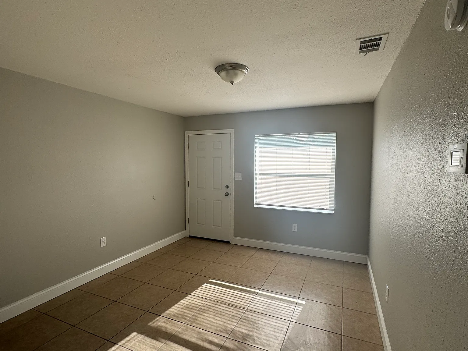 1 bed, 750 sqft, $995 — Photo 4