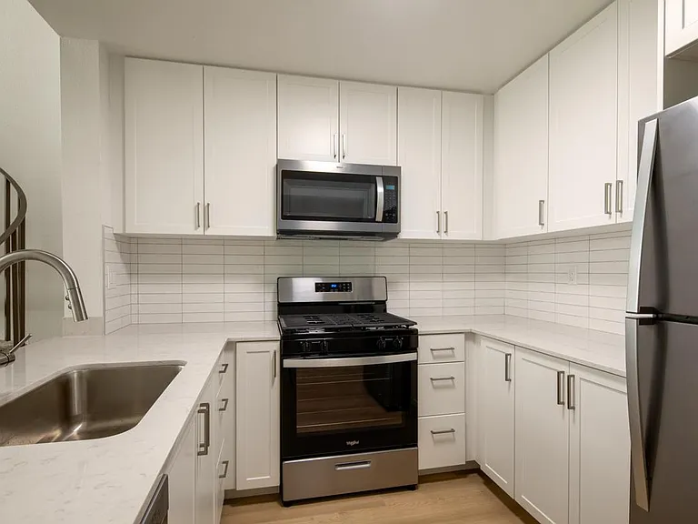 Warner Pointe — Photo 16