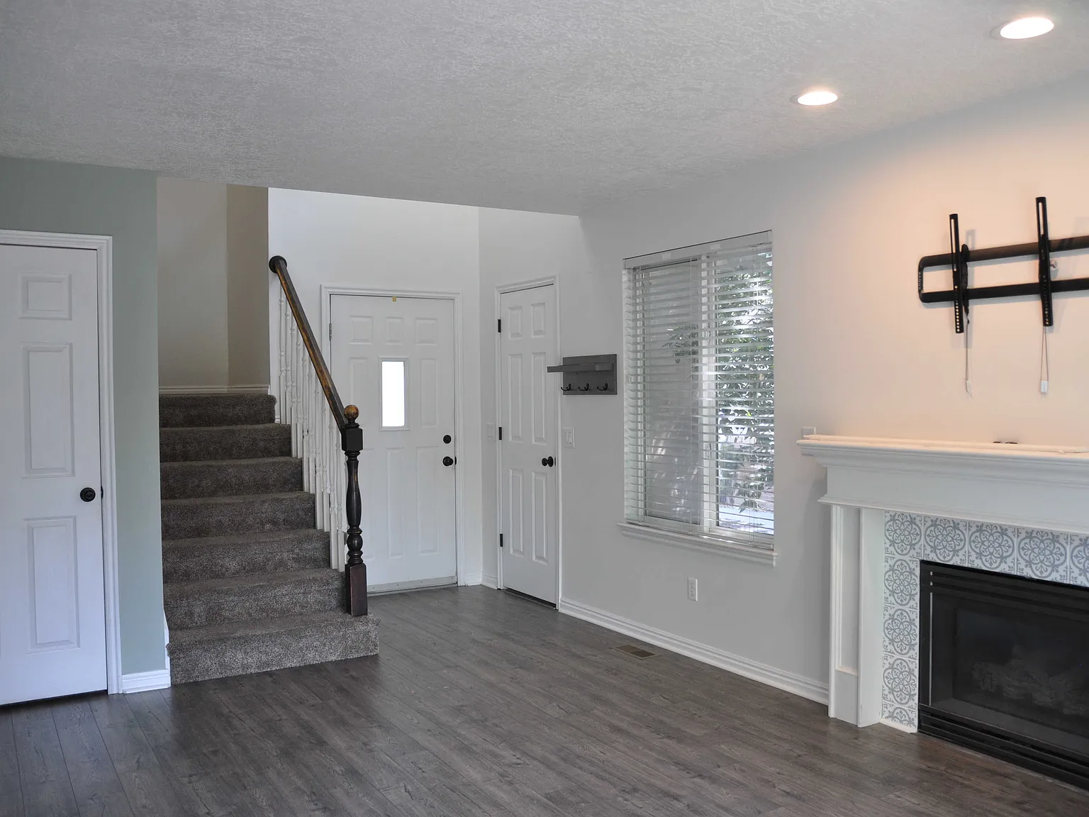 4 bed, 3.5 bath, 2302 sqft, $2,950 — Photo 2