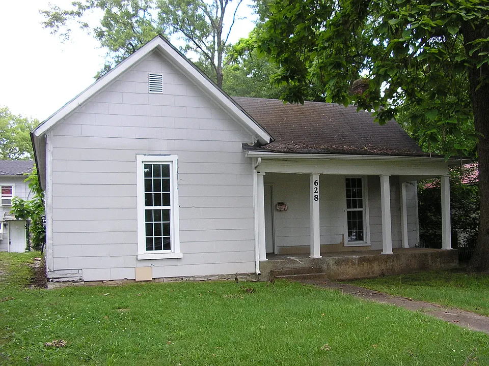 628 Woodford Ave