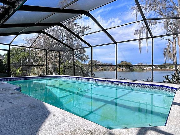 4th image of 23059 Geneva Rd