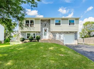 5768 Clover Meadow Ln, Farmington, NY 14425