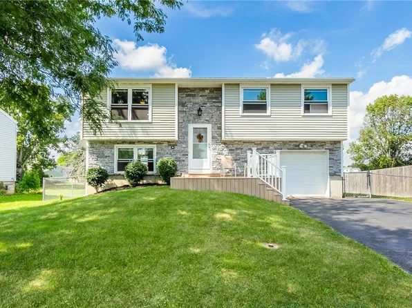 5768 Clover Meadow Ln, Farmington, NY 14425