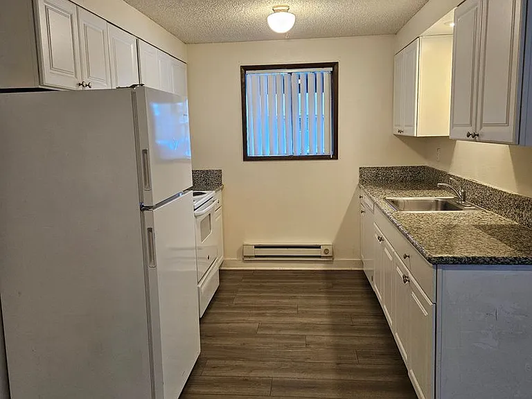 143 Connecticut Ave SE — Photo 2
