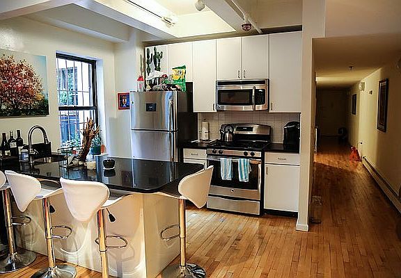 3rd image of 190 E 7th St APT A