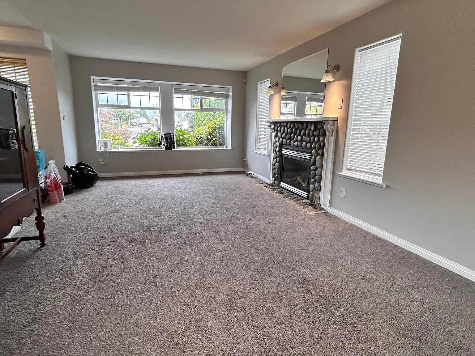 4 bed, 2.5 bath, 1800 sqft, $3,400 — Photo 2