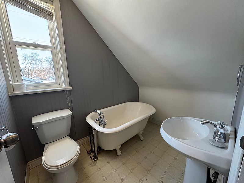 Winnipeg Apartment for rent - 3 Bedrooms — photo 9