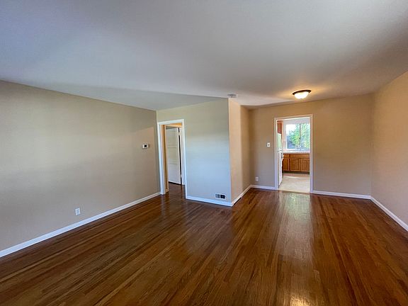 4th image of 2062 Coastland Ave