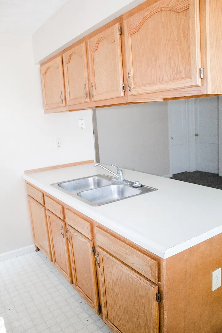 3 bedroom and 1 bathroom house located within minutes of campus! — Photo 3