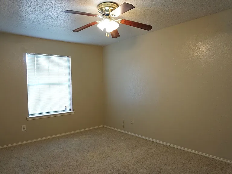 1827 Abshire Ln — Photo 13