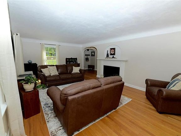 5th image of 415 Brooklea Dr