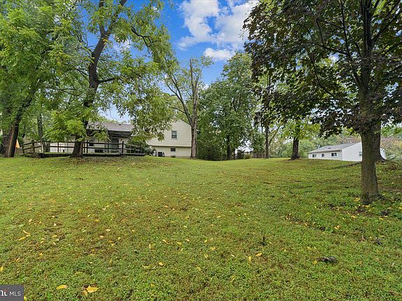 3rd image of 1405 Mullins St