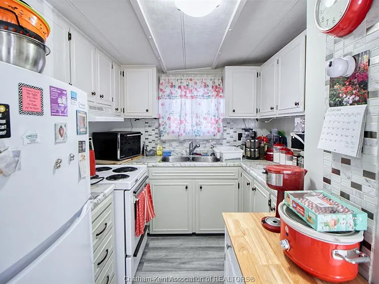 88 Essex Ct — Photo 6