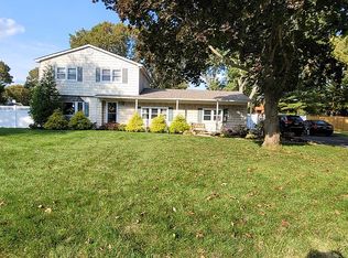 7 Goldie Ln, Coram, NY 11727