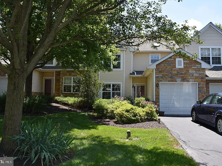 150 Canterbury Ln — Photo 1
