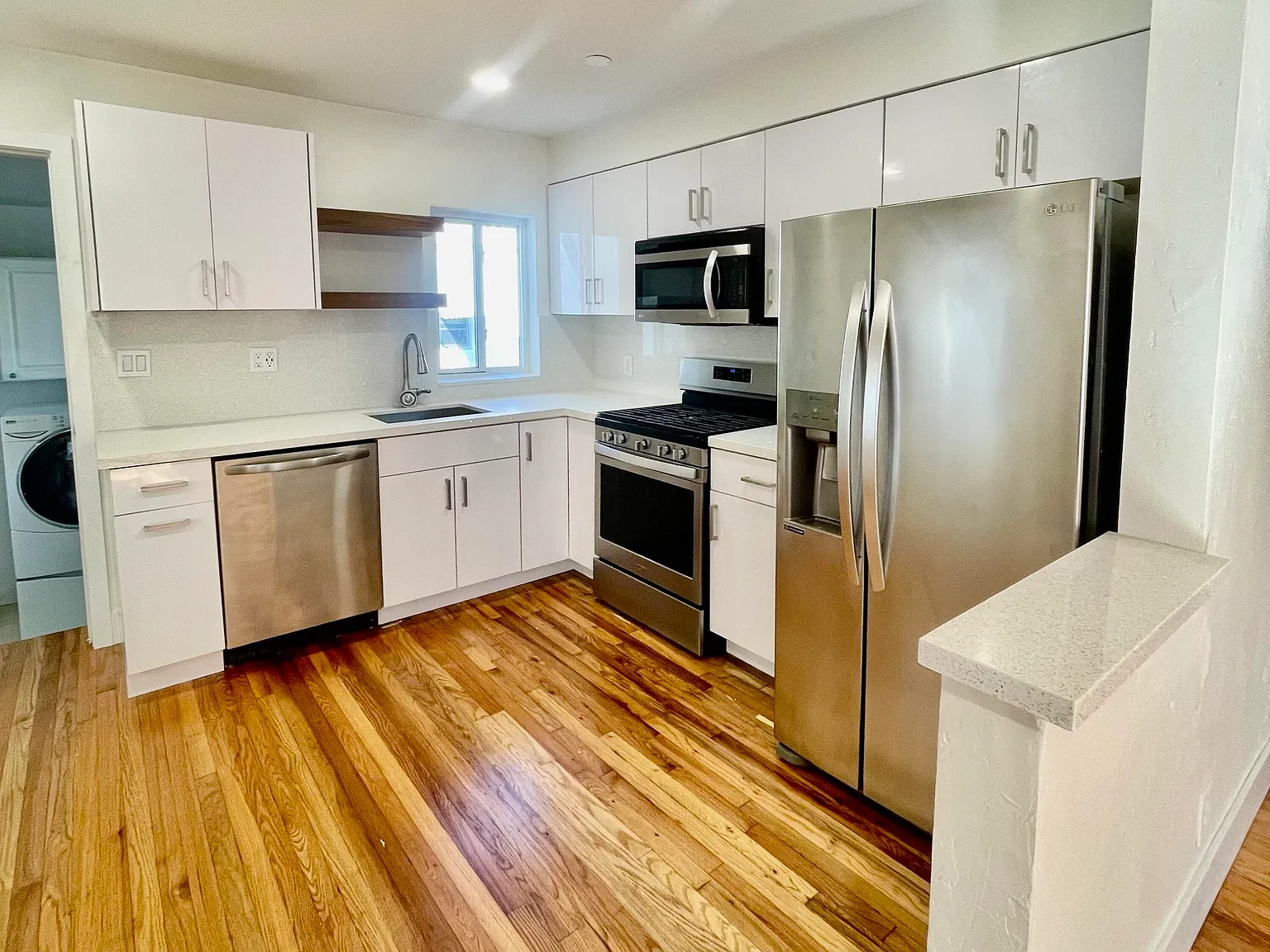 2 bed, 1.0 bath, 1250 sqft, $2,300 — Photo 3
