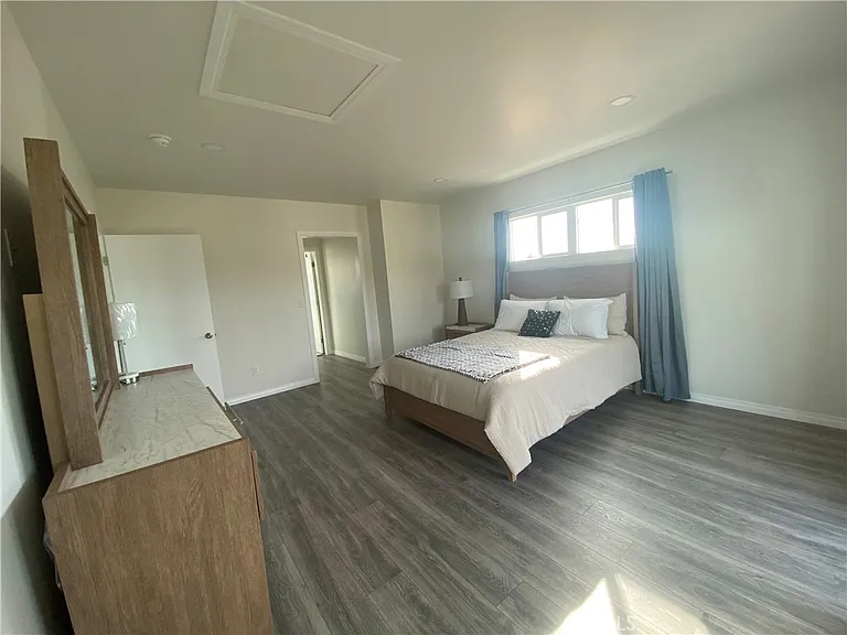 10059 Woodale Ave — Photo 9
