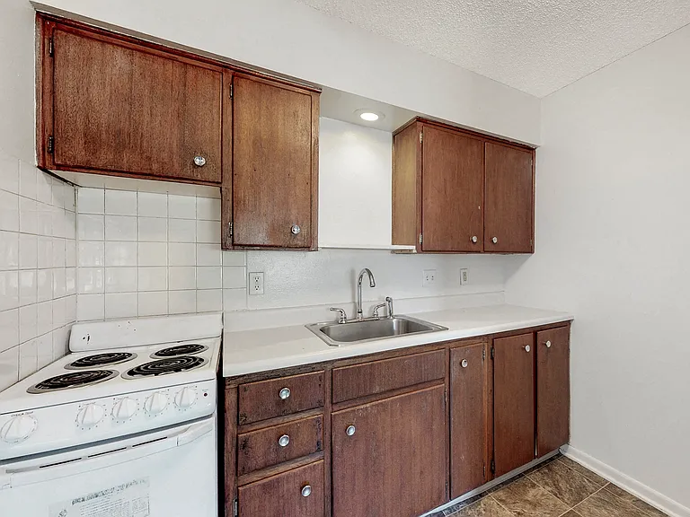 Plaza Manor — Photo 33