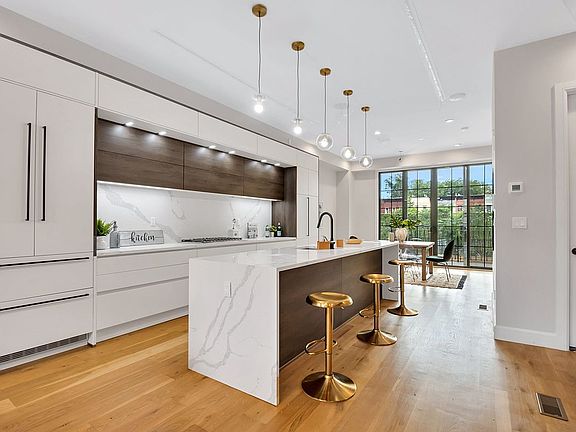 4th image of 840 Hancock St #Townhouse