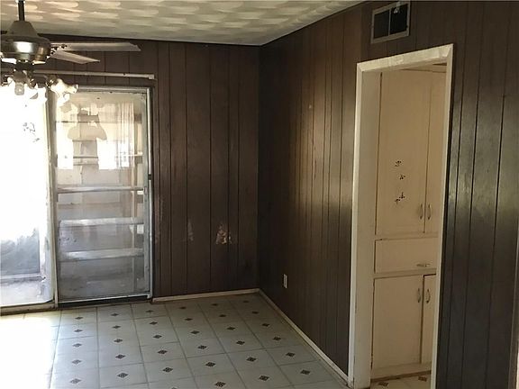 2nd image of 913 Rosewood Ln