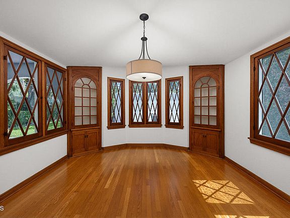 5th image of 900 E Glenoaks Blvd
