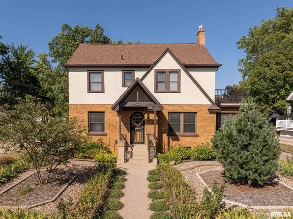 824 7th St, De Witt, IA 52742