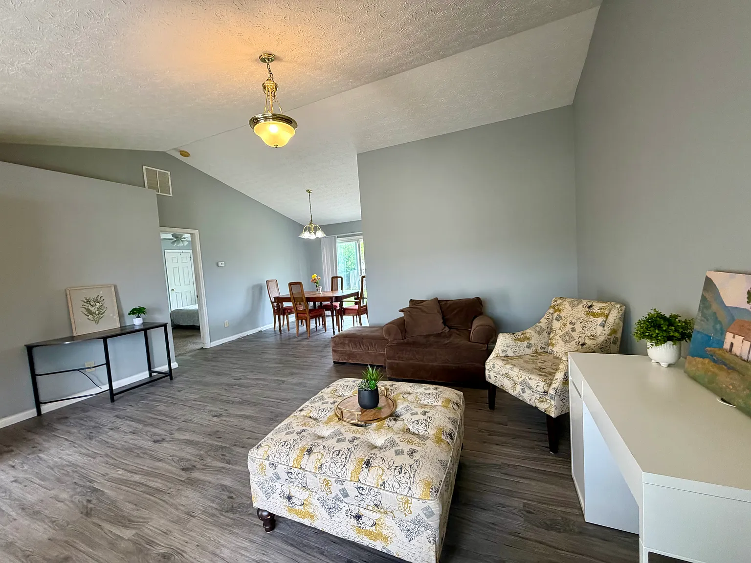 3 bed, 1300 sqft, $1,950 — Photo 2