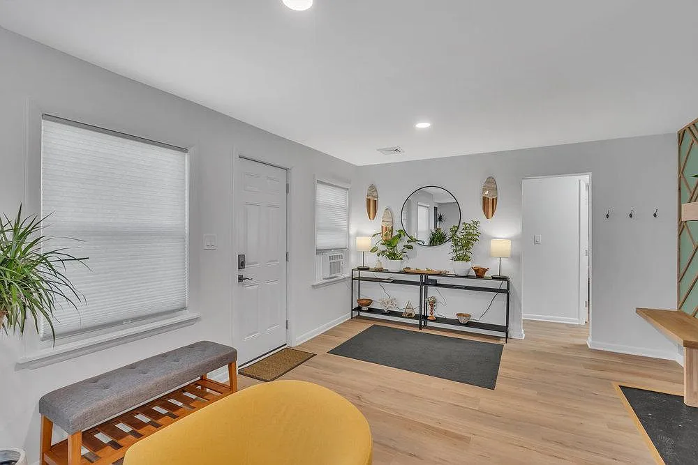 3 bed, 800 sqft, $2,600 — Photo 3