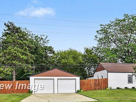 3rd image of 1370 N Thomas Rd