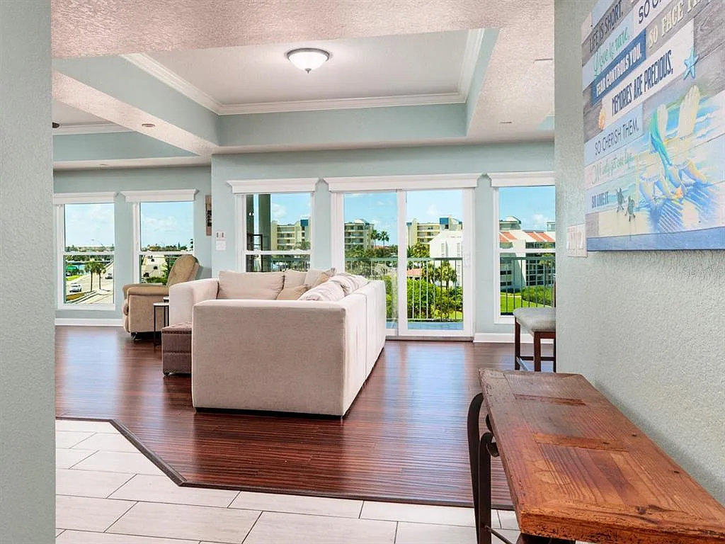 3 bed, 3.0 bath, 2342 sqft, $4,800 — Photo 4