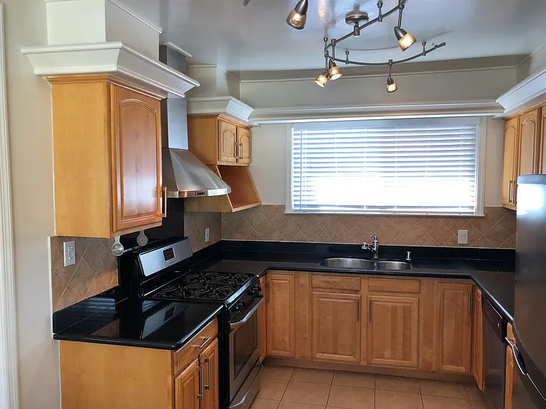 1515 Liberty St — Photo 2