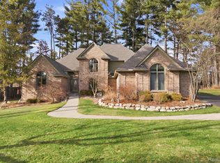5306 Hidden Pines Ct, Brighton, MI