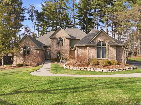 5306 Hidden Pines Ct, Brighton, MI 48116