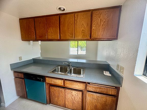 3rd image of 406 W Broadway