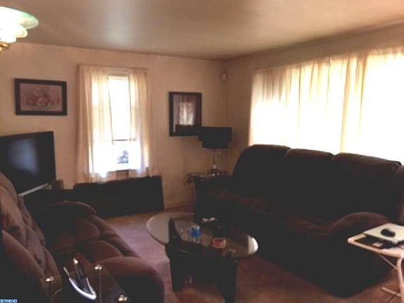 4th image of 833 W 4th St