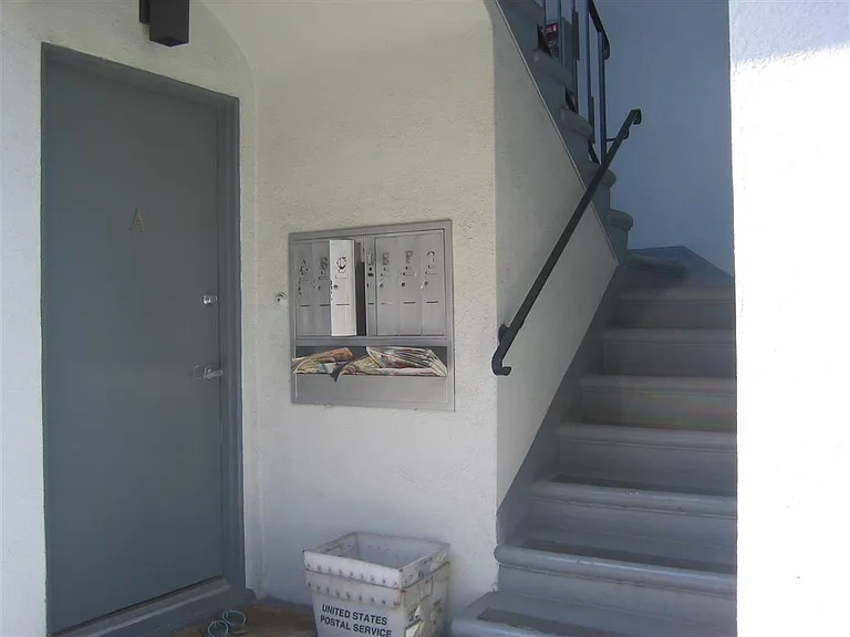 141 N Hamilton Dr — Photo 6