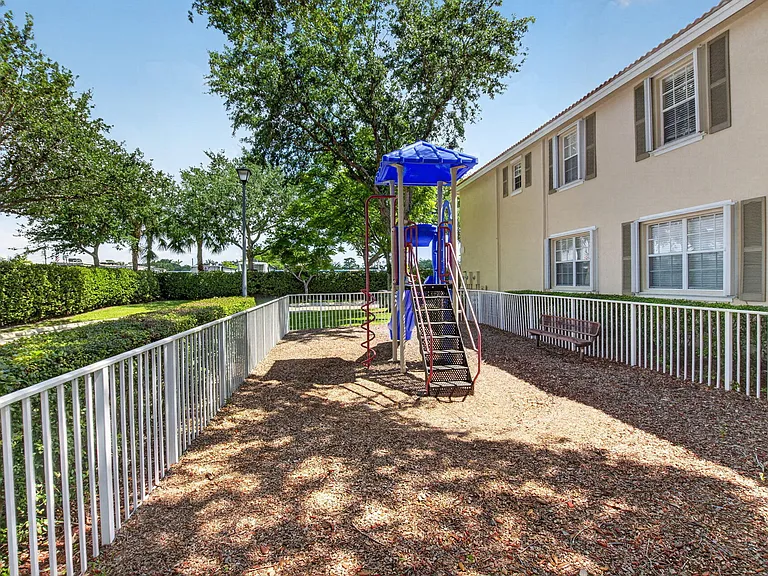 1418 W Wickham Cir #B — Photo 29