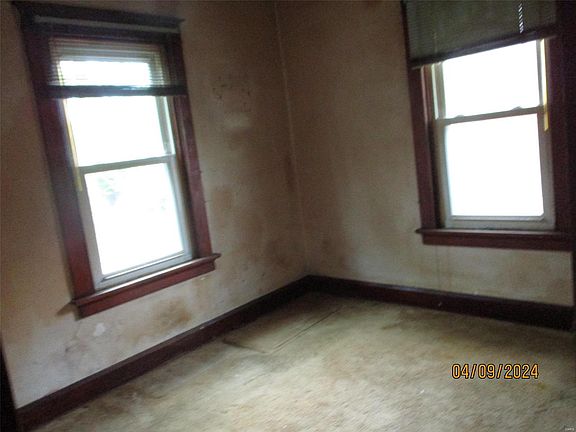5th image of 3237 Marshall Ave